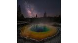 Der "Morning Glory Pool" ist eine berühmte heiße Quelle im Upper Geyser Basin des Yellowstone Nationalparks. Sie ist bekannt für ihre prächtigen bläulichen und gelblich-rötlichen Farben. Ursprünglich war sie azurblau, doch menschliche Eingriffe und Verschmutzung haben die Wasserfarbe verwandelt. Jerry Zhang fotografierte die heiße Quelle bei Nacht, in ihr spiegeln sich der Nachthimmel und Teile der Milchstraße.