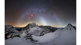 Über schneebedeckten Berggipfeln wirkt der Milchstraßenbogen umso spektakulärer: Der slowenische Astro- und Landschaftsfotograf Matej Mlakar hielt die nächtliche Szenerie mit seiner Kamera fest, als er mit einem Freund auf dem Vršič-Pass, einem Hochgebirgspass in den Julischen Alpen, unterwegs war.