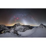 Über schneebedeckten Berggipfeln wirkt der Milchstraßenbogen umso spektakulärer: Der slowenische Astro- und Landschaftsfotograf Matej Mlakar hielt die nächtliche Szenerie mit seiner Kamera fest, als er mit einem Freund auf dem Vršič-Pass, einem Hochgebirgspass in den Julischen Alpen, unterwegs war.