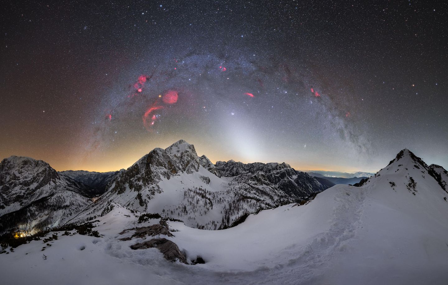 "Caradhras – Milky way arch above Vrsic pass" von Matej Mlakar Über schneebedeckten Berggipfeln wirkt der Milchstraßenbogen umso spektakulärer: Der slowenische Astro- und Landschaftsfotograf Matej Mlakar hielt die nächtliche Szenerie mit seiner Kamera fest, als er mit einem Freund auf dem Vršič-Pass, einem Hochgebirgspass in den Julischen Alpen, unterwegs war.