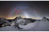 Über schneebedeckten Berggipfeln wirkt der Milchstraßenbogen umso spektakulärer: Der slowenische Astro- und Landschaftsfotograf Matej Mlakar hielt die nächtliche Szenerie mit seiner Kamera fest, als er mit einem Freund auf dem Vršič-Pass, einem Hochgebirgspass in den Julischen Alpen, unterwegs war.