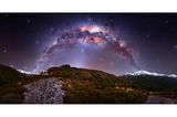 Manchmal entstehen die besten Bilder, ohne dass man diese vorher geplant hat. So auch dieses großartige Foto, das die Milchstraße über einer Berghütte in den Neuseeländischen Alpen zeigt. Astrofotografin Rachel Roberts war eigentlich mit dem Hubschrauber auf dem Weg zu einem anderen Ort in den Bergen, doch aufgrund der schlechten Wetterlage entschied sich der Pilot, eine Zwischenlandung über Nacht einzulegen. Roberts verbrachte die Nacht unter sternenklarem Himmel und schoss dabei dieses besondere Milchstraßenbild.