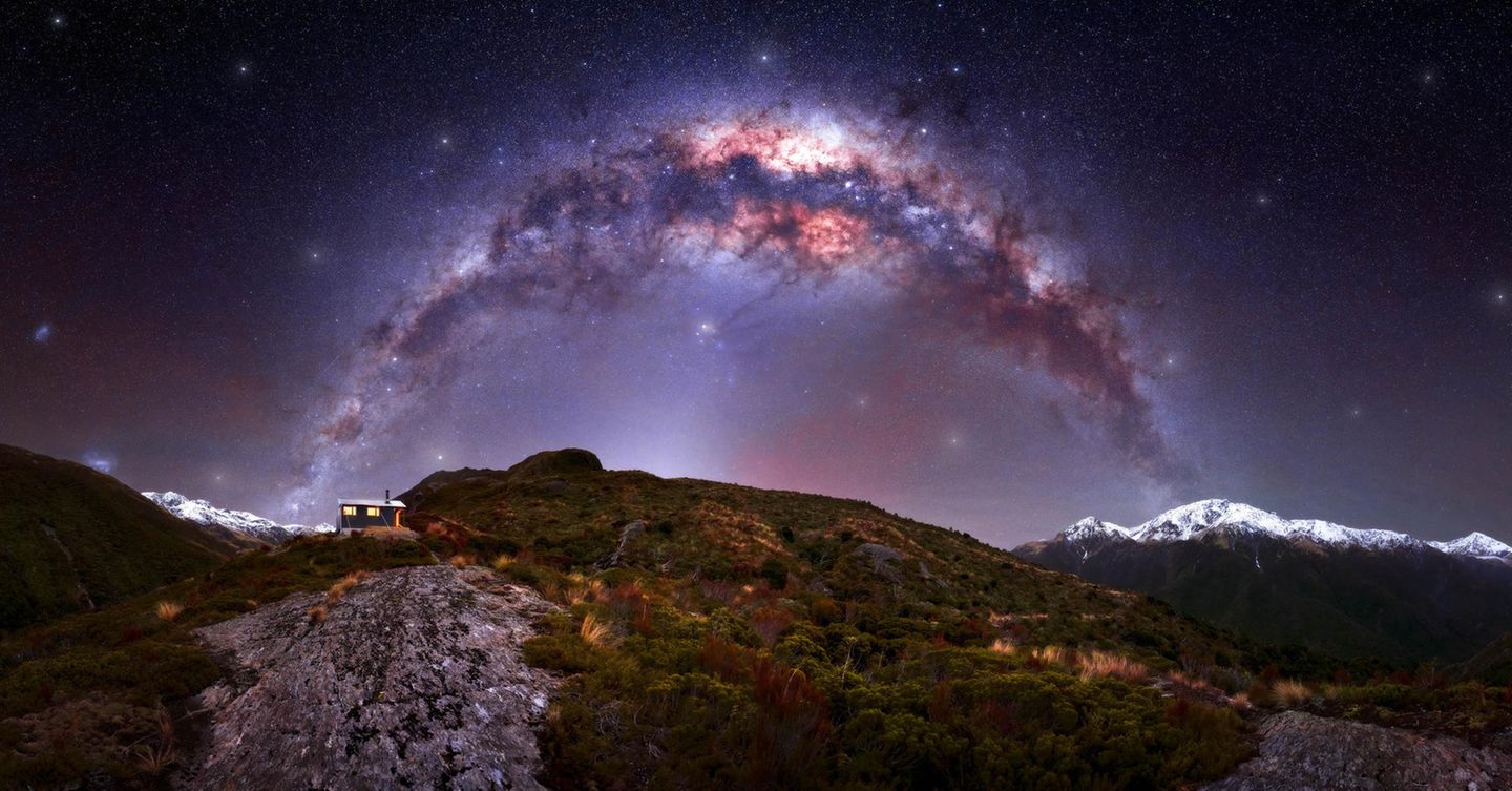 "Bluff Hut" von Rachel Roberts Manchmal entstehen die besten Bilder, ohne dass man diese vorher geplant hat. So auch dieses großartige Foto, das die Milchstraße über einer Berghütte in den Neuseeländischen Alpen zeigt. Astrofotografin Rachel Roberts war eigentlich mit dem Hubschrauber auf dem Weg zu einem anderen Ort in den Bergen, doch aufgrund der schlechten Wetterlage entschied sich der Pilot, eine Zwischenlandung über Nacht einzulegen. Roberts verbrachte die Nacht unter sternenklarem Himmel und schoss dabei dieses besondere Milchstraßenbild.