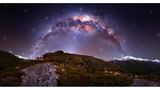 Manchmal entstehen die besten Bilder, ohne dass man diese vorher geplant hat. So auch dieses großartige Foto, das die Milchstraße über einer Berghütte in den Neuseeländischen Alpen zeigt. Astrofotografin Rachel Roberts war eigentlich mit dem Hubschrauber auf dem Weg zu einem anderen Ort in den Bergen, doch aufgrund der schlechten Wetterlage entschied sich der Pilot, eine Zwischenlandung über Nacht einzulegen. Roberts verbrachte die Nacht unter sternenklarem Himmel und schoss dabei dieses besondere Milchstraßenbild.