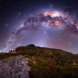 Manchmal entstehen die besten Bilder, ohne dass man diese vorher geplant hat. So auch dieses großartige Foto, das die Milchstraße über einer Berghütte in den Neuseeländischen Alpen zeigt. Astrofotografin Rachel Roberts war eigentlich mit dem Hubschrauber auf dem Weg zu einem anderen Ort in den Bergen, doch aufgrund der schlechten Wetterlage entschied sich der Pilot, eine Zwischenlandung über Nacht einzulegen. Roberts verbrachte die Nacht unter sternenklarem Himmel und schoss dabei dieses besondere Milchstraßenbild.