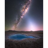 Unten leuchtet ein kleiner See in strahlendem Blau, darüber erstreckt sich die Milchstraße spektakulär am Nachthimmel, begleitet vom sanften Leuchten des Zodiakallichts. Astronom und Astrofotograf Yuri Beletsky fotografierte die Szenerie in der chilenischen Atacama-Wüste.