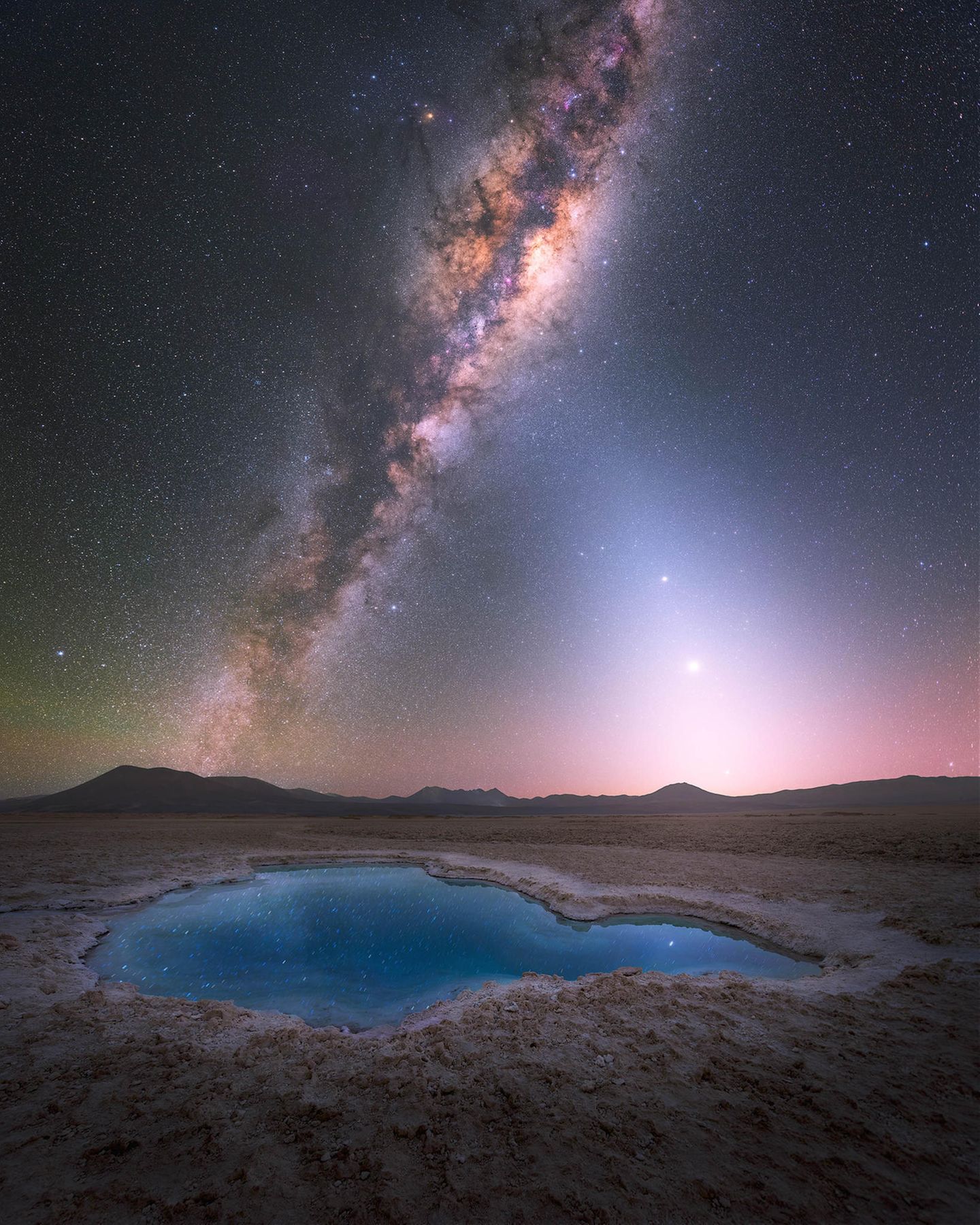 "Blue Lagoon Under the Stars" von Yuri Beletsky Unten leuchtet ein kleiner See in strahlendem Blau, darüber erstreckt sich die Milchstraße spektakulär am Nachthimmel, begleitet vom sanften Leuchten des Zodiakallichts. Astronom und Astrofotograf Yuri Beletsky fotografierte die Szenerie in der chilenischen Atacama-Wüste.