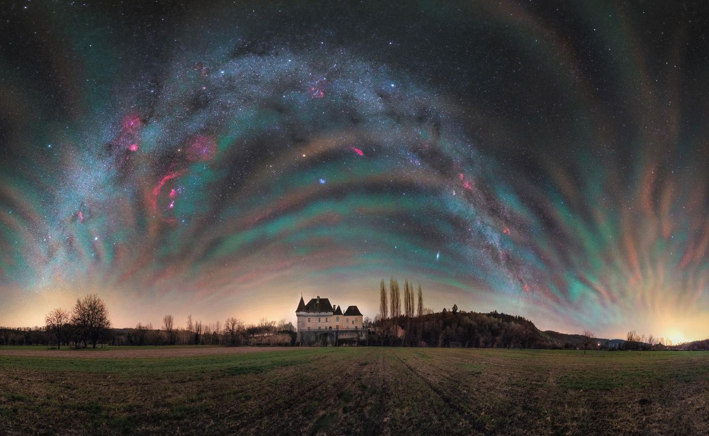 "Atmospheric fireworks" von Julien Looten Die französische Dordogne ist berühmt für ihre Schlösser und Herrenhäuser. Julien Looten setzte eines von ihnen des Nachts ganz besonders in Szene. Er fotografierte den Prachtbau unter dem Milchstraßenbogen am illuminierten Himmel.
