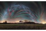 Die französische Dordogne ist berühmt für ihre Schlösser und Herrenhäuser. Julien Looten setzte eines von ihnen des Nachts ganz besonders in Szene. Er fotografierte den Prachtbau unter dem Milchstraßenbogen am illuminierten Himmel.