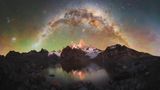 Der Fitz Roy ist eines der Naturhighlights in den argentinisch-chilenischen Anden und damit ein beliebtes Fotomotiv. Francesco Dall’Olmo fotografiert den 3406 Meter hohen Granitberg während seiner Reise durch Patagonien, spektakulär umrahmt vom Band der Milchstraße.