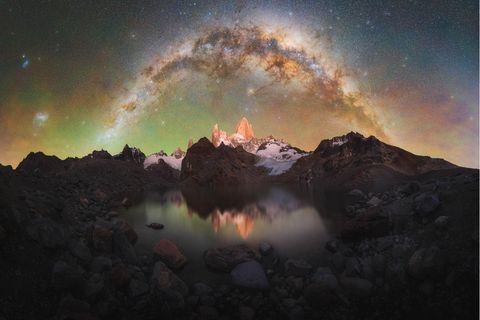 Der Fitz Roy ist eines der Naturhighlights in den argentinisch-chilenischen Anden und damit ein beliebtes Fotomotiv. Francesco Dall’Olmo fotografiert den 3406 Meter hohen Granitberg während seiner Reise durch Patagonien, spektakulär umrahmt vom Band der Milchstraße.