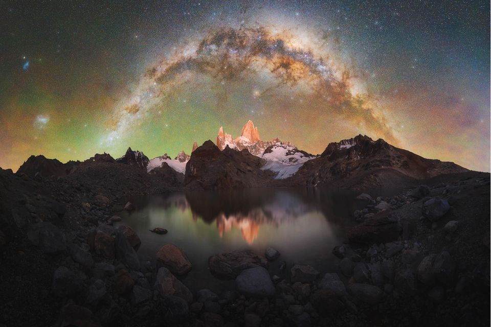 Der Fitz Roy ist eines der Naturhighlights in den argentinisch-chilenischen Anden und damit ein beliebtes Fotomotiv. Francesco Dall'Olmo fotografiert den 3406 Meter hohen Granitberg während seiner Reise durch Patagonien, spektakulär umrahmt vom Band der Milchstraße.  1.4993