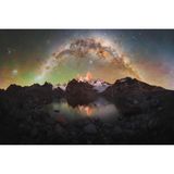 Der Fitz Roy ist eines der Naturhighlights in den argentinisch-chilenischen Anden und damit ein beliebtes Fotomotiv. Francesco Dall’Olmo fotografiert den 3406 Meter hohen Granitberg während seiner Reise durch Patagonien, spektakulär umrahmt vom Band der Milchstraße.