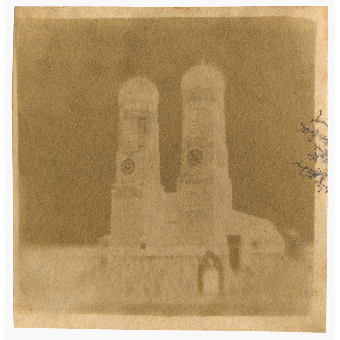 Zwiebeltürme: Obwohl es sich um ein verschwommenes Negativ handelt, ist die Münchner Frauenkirche gut zu erkennen. Auf der Rückseite notierte Franz von Kobell, ein Mineraloge und Schriftsteller, das Datum der Aufnahme: März 1837