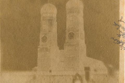 Zwiebeltürme: Obwohl es sich um ein verschwommenes Negativ handelt, ist die Münchner Frauenkirche gut zu erkennen. Auf der Rückseite notierte Franz von Kobell, ein Mineraloge und Schriftsteller, das Datum der Aufnahme: März 1837