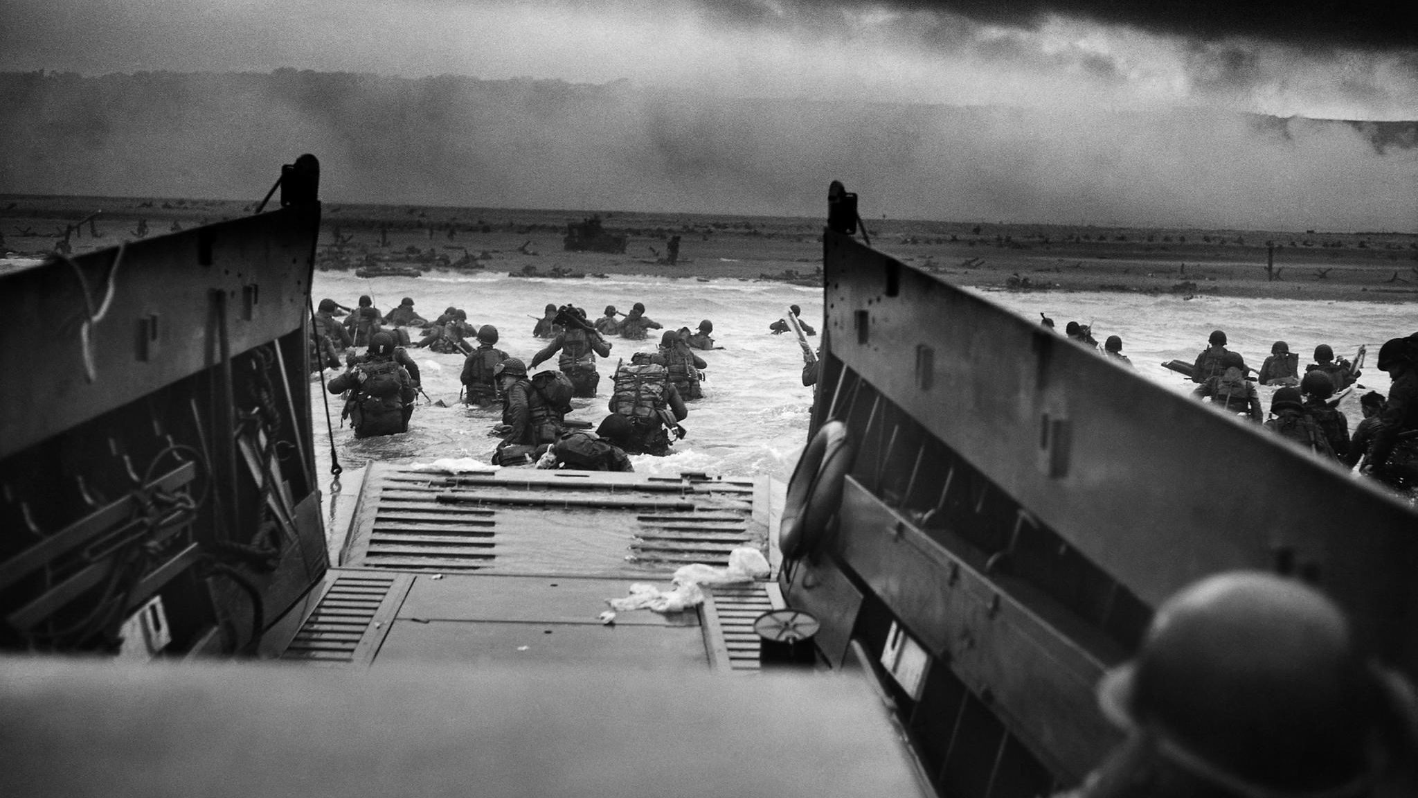 Soldaten waten an den Strand der Normandie