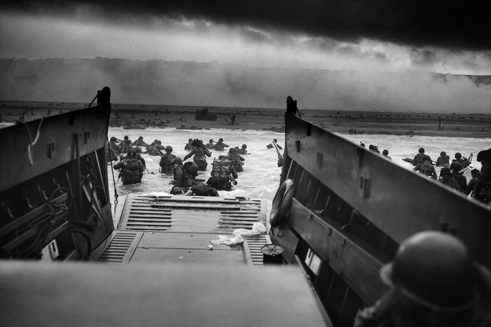 Soldaten waten an den Strand der Normandie