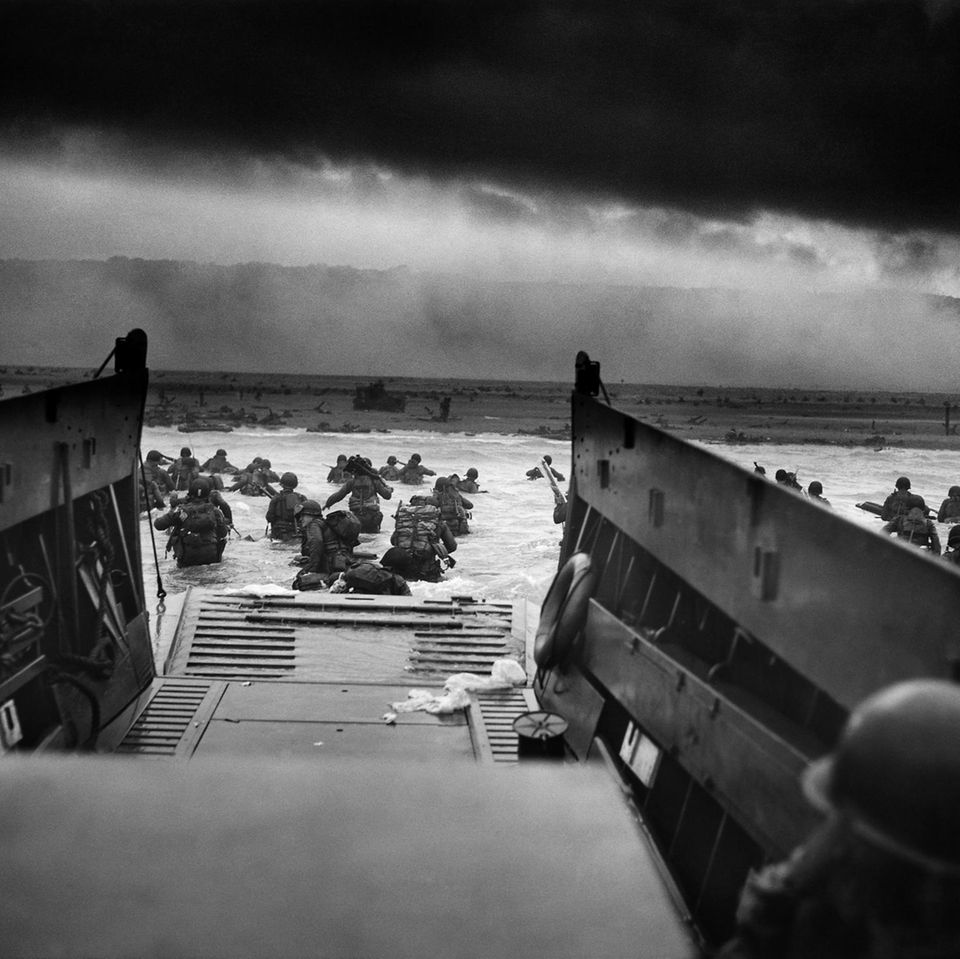 Soldaten waten an den Strand der Normandie