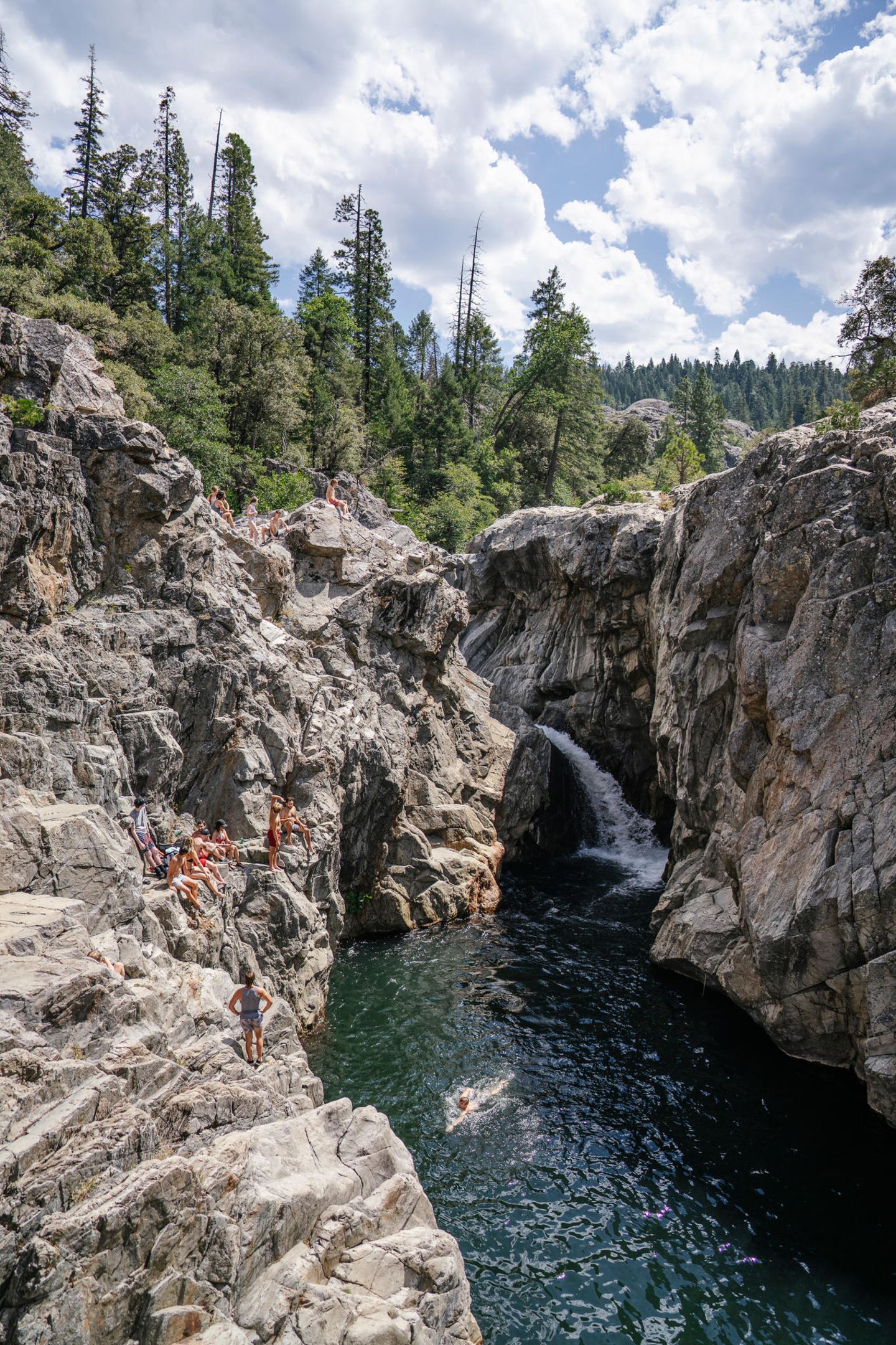 Emerald Pools, Nevada City, Kalifornien Menschen schwimmen im Fluss zwischen hohen Felsen, kleiner Wasserfall