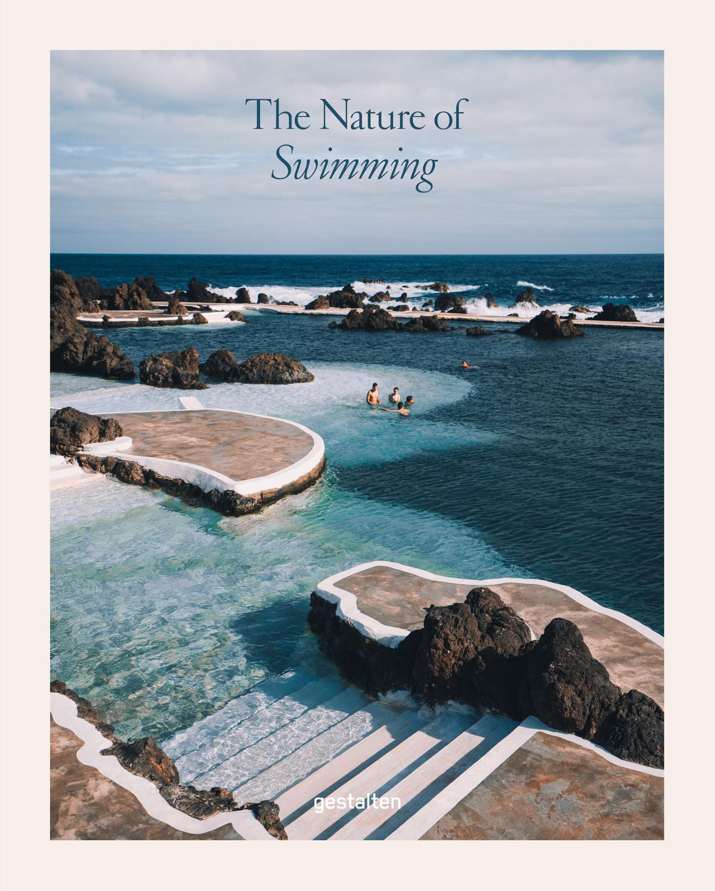 Cover von einem Buch mit Naturschwimmbad im Meer