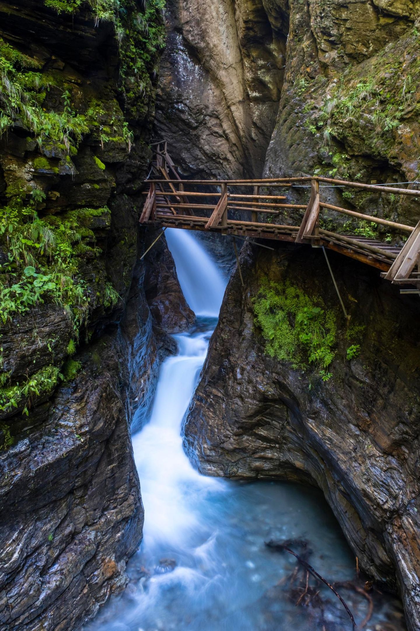 Brücke und Weg entlang der engen Klamm, unten tost das Wasser