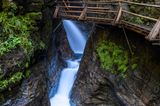 Brücke und Weg entlang der engen Klamm, unten tost das Wasser