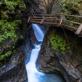 Brücke und Weg entlang der engen Klamm, unten tost das Wasser
