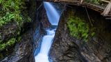 Brücke und Weg entlang der engen Klamm, unten tost das Wasser