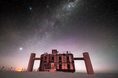 In der Antarktis spürt das Observatorium IceCube Neutrinos nach, die aus dem Weltall kommend durch das Eis fliegen