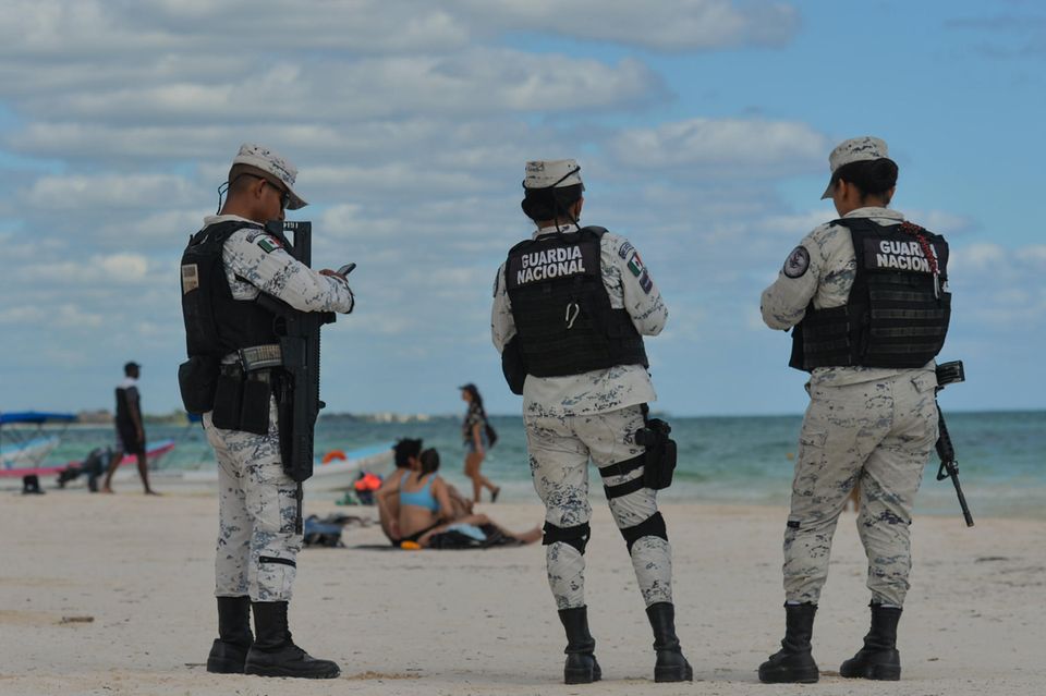 Mitglieder der Nationalgarde patrouillieren am Strand der Küstenstadt Tulum auf der mexikanischen Halbinsel Yukatán. Gewalttätige Kämpfe zwischen rivalisierenden Gangs hatten auch immer wieder beliebte Touristenorte betroffen