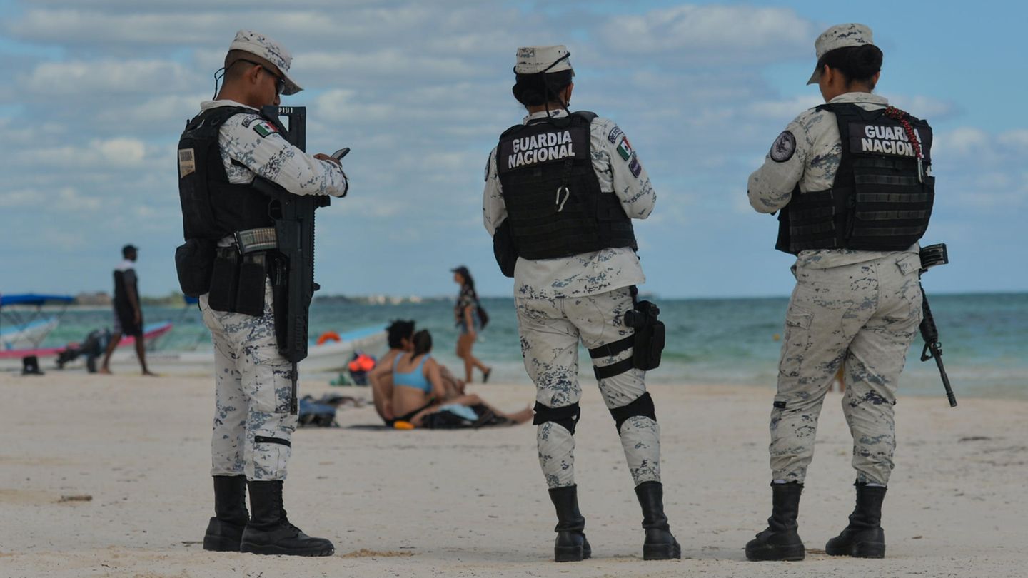 Mitglieder der Nationalgarde patrouillieren am Strand der Küstenstadt Tulum auf der mexikanischen Halbinsel Yukatán. Gewalttätige Kämpfe zwischen rivalisierenden Gangs hatten auch immer wieder beliebte Touristenorte betroffen