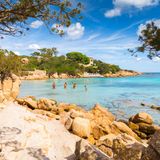 Sardinien wird zurecht häufig als die "Karibik Europas" bezeichnet. Mehr als 50 traumhafte Strände gibt es auf der Insel – vom langen Sandstrand bis zur versteckt liegenden Bucht. Herrlich für Familien ist die Bucht von Capriccioli im Norden (im Bild). Umgeben von Granitfelsen mit Pinien und Olivenbäumen liegt der Strand windgeschützt in der Sonne. Etwas versteckter liegt die Cala Mariolu an der Ostküste am Golf von Orosei. Die Bucht mit ihrem ruhigen klaren Wasser ist bei Schnorchlern besonders beliebt und nur zu Fuß oder über den Wasserweg erreichbar. Boote fahren ab Arbatax oder Santa Maria Navarrese. Eher im Hollywood-Stil geht es in der Cala Spalmatore zu. Nicht von ungefähr hat die malerische Bucht als Karibik-Kulisse für den James-Bond-Film "Der Spion, der mich liebte" gedient.