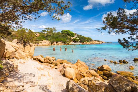 Sardinien wird zurecht häufig als die "Karibik Europas" bezeichnet. Mehr als 50 traumhafte Strände gibt es auf der Insel – vom langen Sandstrand bis zur versteckt liegenden Bucht. Herrlich für Familien ist die Bucht von Capriccioli im Norden (im Bild). Umgeben von Granitfelsen mit Pinien und Olivenbäumen liegt der Strand windgeschützt in der Sonne. Etwas versteckter liegt die Cala Mariolu an der Ostküste am Golf von Orosei. Die Bucht mit ihrem ruhigen klaren Wasser ist bei Schnorchlern besonders beliebt und nur zu Fuß oder über den Wasserweg erreichbar. Boote fahren ab Arbatax oder Santa Maria Navarrese. Eher im Hollywood-Stil geht es in der Cala Spalmatore zu. Nicht von ungefähr hat die malerische Bucht als Karibik-Kulisse für den James-Bond-Film "Der Spion, der mich liebte" gedient.