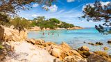 Sardinien wird zurecht häufig als die "Karibik Europas" bezeichnet. Mehr als 50 traumhafte Strände gibt es auf der Insel – vom langen Sandstrand bis zur versteckt liegenden Bucht. Herrlich für Familien ist die Bucht von Capriccioli im Norden (im Bild). Umgeben von Granitfelsen mit Pinien und Olivenbäumen liegt der Strand windgeschützt in der Sonne. Etwas versteckter liegt die Cala Mariolu an der Ostküste am Golf von Orosei. Die Bucht mit ihrem ruhigen klaren Wasser ist bei Schnorchlern besonders beliebt und nur zu Fuß oder über den Wasserweg erreichbar. Boote fahren ab Arbatax oder Santa Maria Navarrese. Eher im Hollywood-Stil geht es in der Cala Spalmatore zu. Nicht von ungefähr hat die malerische Bucht als Karibik-Kulisse für den James-Bond-Film "Der Spion, der mich liebte" gedient.