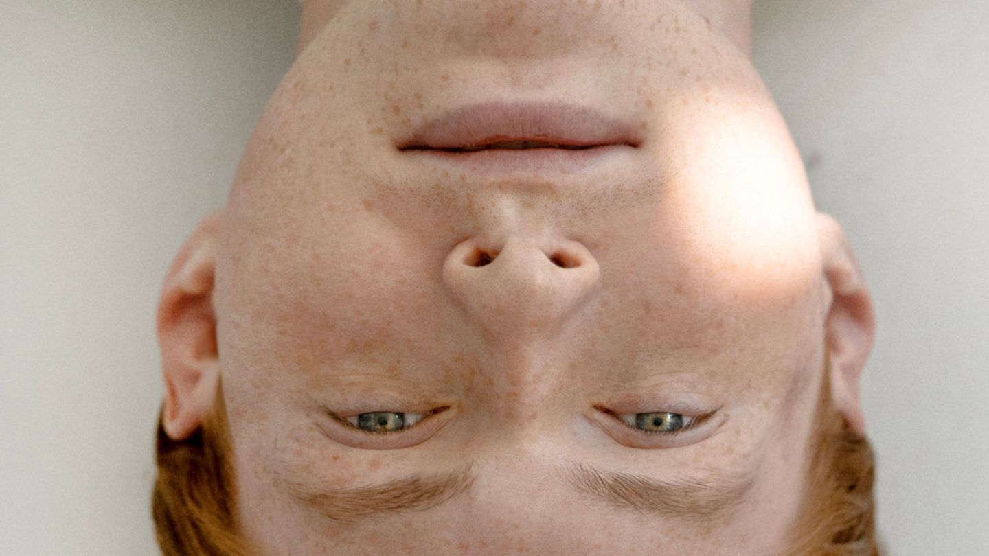 Junger Mann mit heller Haut und rötlichem Haar