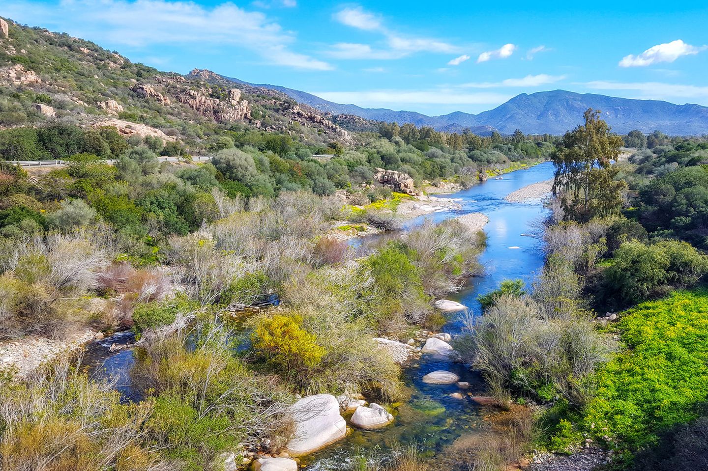 Für Wandernde: Zu Fuß vom Fluss bis ins Gebirge Riu Calaresu auf Sardinien