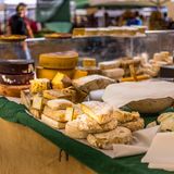 Markt mit Käsestand in Italien