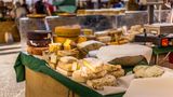Markt mit Käsestand in Italien