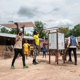 Zwei Männer errichten für das Start-up Sunhut einen Solarkiosk in Atonsu, einer Siedlung im Südosten Ghanas. In den Kiosken können die Menschen etwa Handys und Radios aufladen