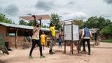 Zwei Männer errichten für das Start-up Sunhut einen Solarkiosk in Atonsu, einer Siedlung im Südosten Ghanas. In den Kiosken können die Menschen etwa Handys und Radios aufladen