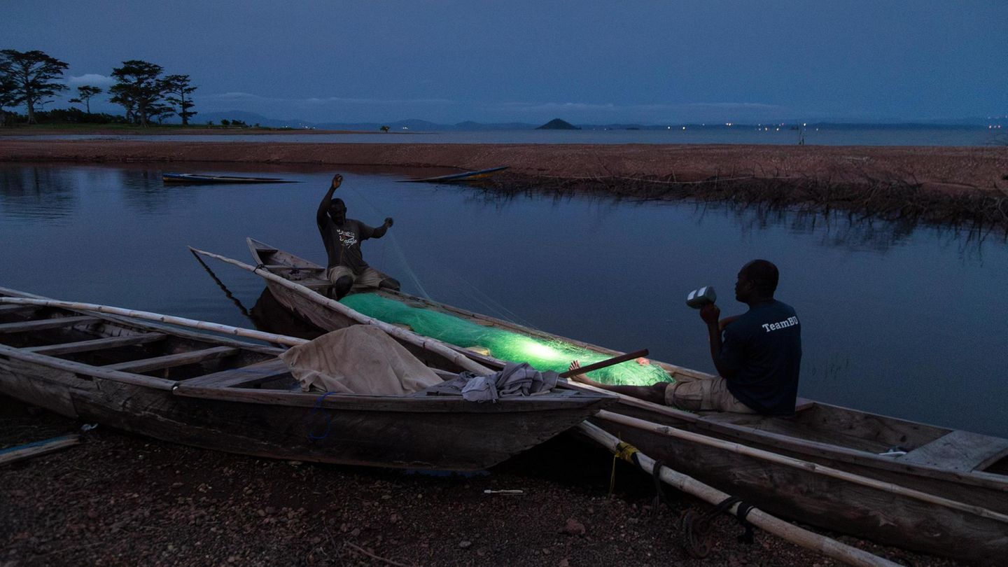 Beim Dorf Agordeke nutzen Fischer die Solarlampen, um auf dem Volta-Stausee Fischschwärme anzulocken