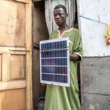 Ein Müllarbeiter mit defektem Solarpaneel: Nur der Metallrahmen lässt sich wiederverwenden, der Rest ist wertlos – und trägt so zu Ghanas Elektromüllproblem bei. Bei den neuen Paneelen von Sunhut dagegen lassen sich einzelne Module ersetzen