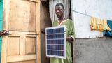 Ein Müllarbeiter mit defektem Solarpaneel: Nur der Metallrahmen lässt sich wiederverwenden, der Rest ist wertlos – und trägt so zu Ghanas Elektromüllproblem bei. Bei den neuen Paneelen von Sunhut dagegen lassen sich einzelne Module ersetzen