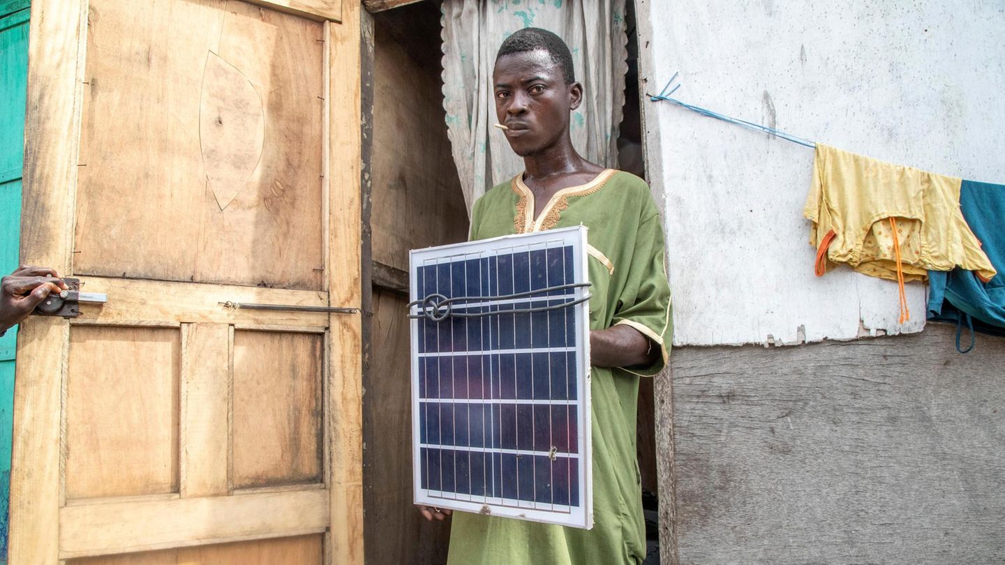 Ein Müllarbeiter mit defektem Solarpaneel: Nur der Metallrahmen lässt sich wiederverwenden, der Rest ist wertlos – und trägt so zu Ghanas Elektromüllproblem bei. Bei den neuen Paneelen von Sunhut dagegen lassen sich einzelne Module ersetzen