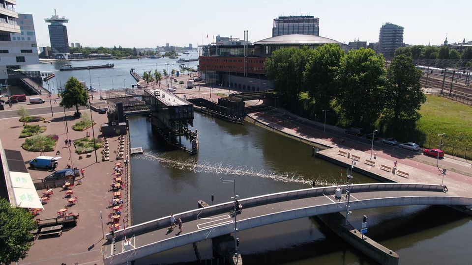 Spudelnd sauber: Die erste Sprudelbarrikade, die Flüsse von Plastik befreit, hat das Team von "The Great Bubble Barrier" in einem Amsterdamer Kanal installiert Die erste Sprudelbarrikade, die Flüsse von Plastik befreit, hat das Team von "The Great Bubble Barrier" in einem Amsterdamer Kanal installiert