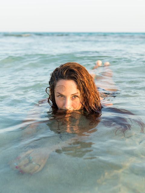 Frau im Wasser badend