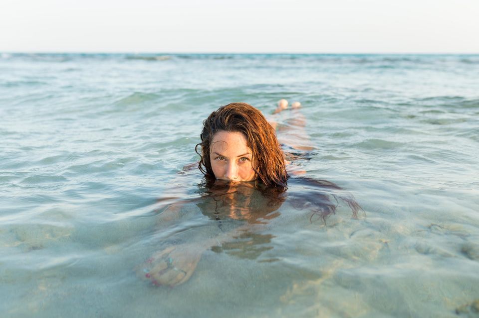 Frau im Wasser badend 1.5004