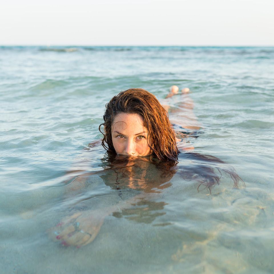 Frau im Wasser badend