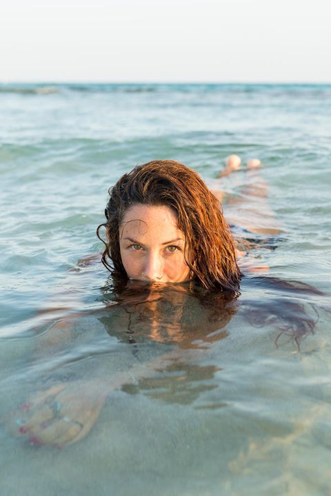 Frau im Wasser badend