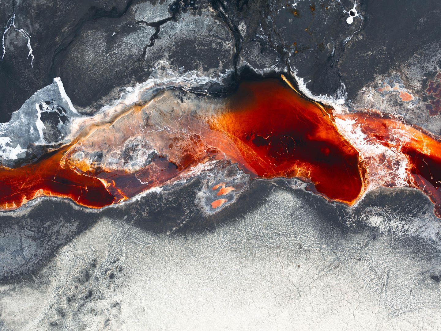 Warum leuchtet dieser See so rot? Searles See in Kalifonien, USA. Aufgenommen 2023